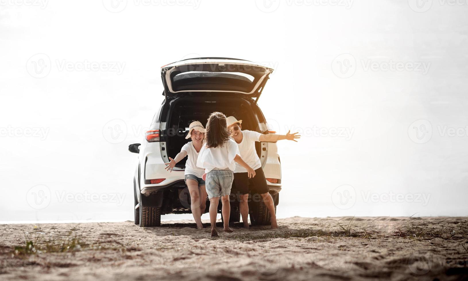 família viagem carro estrada viagem conceito. verão período de férias dentro carro dentro a pôr do sol, pai, mãe e filha feliz viajando apreciar e relaxamento juntos dirigindo dentro feriados, pessoas, estilo de vida com transporte foto