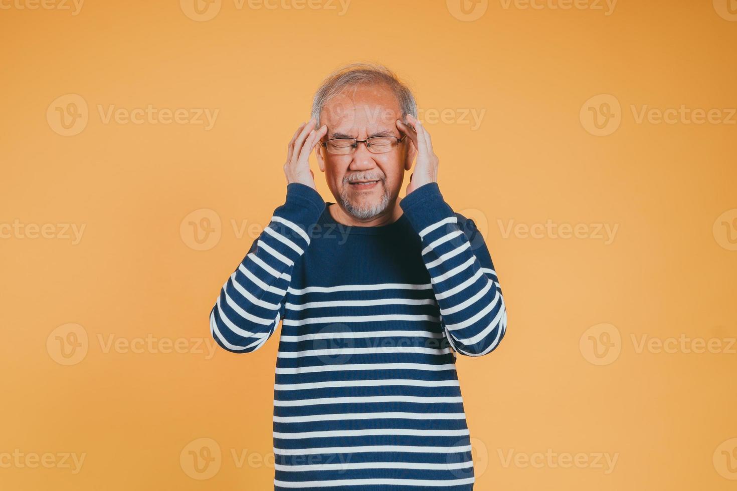 ásia Senior homem sentindo-me dor de cabeça ou enxaqueca dor em a amarelo fundo. foto