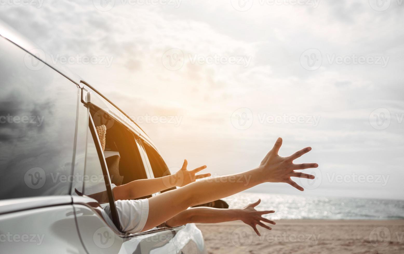 viagem de carro hatchback dirigindo viagem de férias de verão em família no carro ao pôr do sol, meninas felizes viajando aproveitem as férias e relaxem juntas peguem a atmosfera e vão para o destino foto