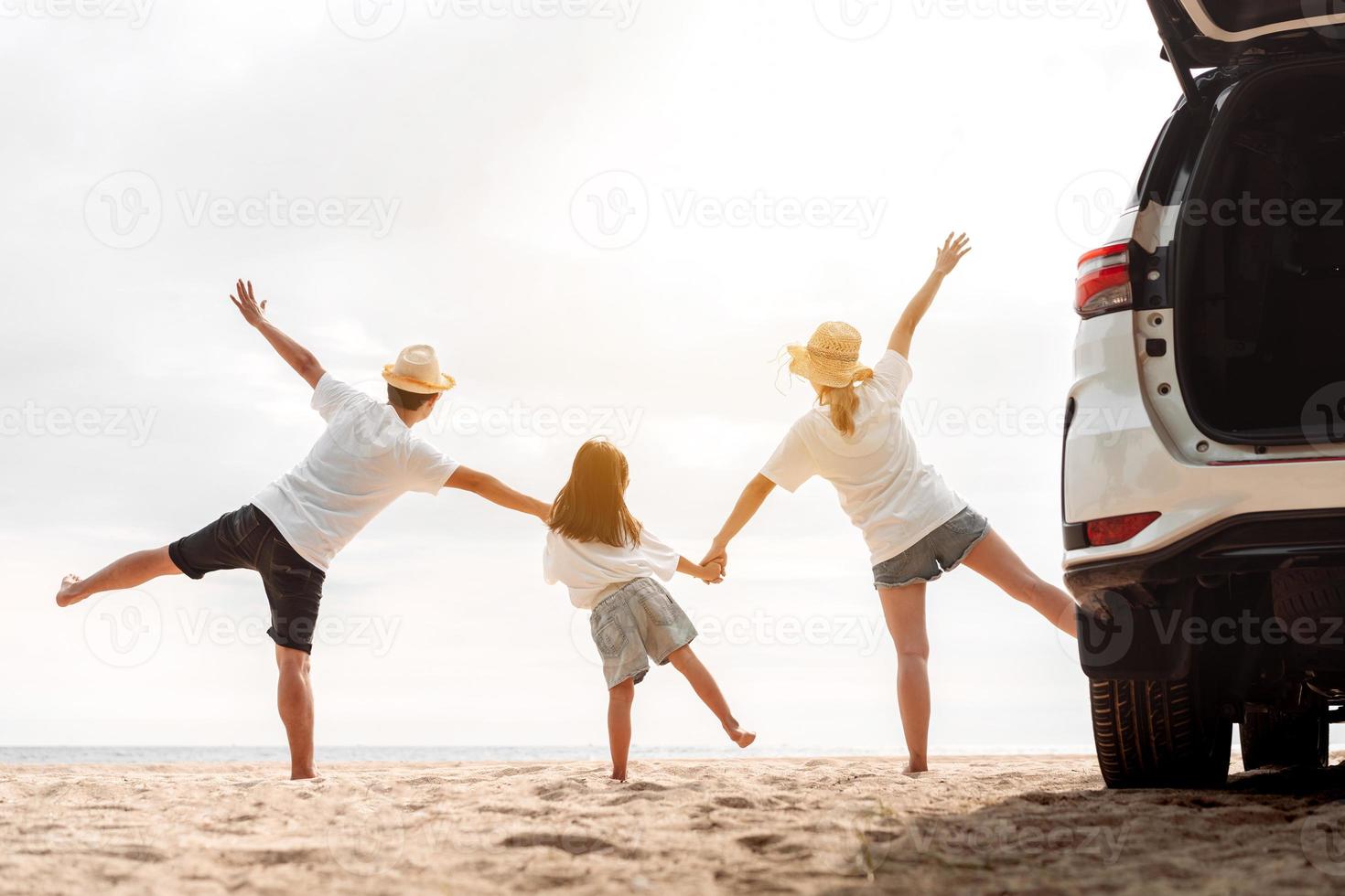 família viagem carro estrada viagem conceito. verão período de férias dentro carro dentro a pôr do sol, pai, mãe e filha feliz viajando apreciar e relaxamento juntos dirigindo dentro feriados, pessoas, estilo de vida com transporte foto