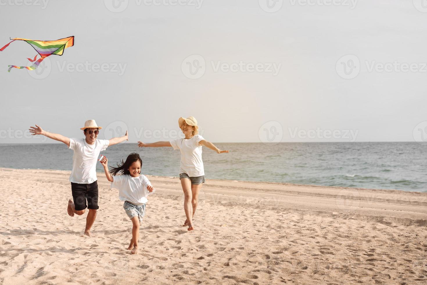 família feliz com viagem de carro. férias de verão no carro ao pôr do sol, pai, mãe e filha viajando felizes desfrutam juntos dirigindo em feriados, estilo de vida das pessoas andam de automóvel. foto