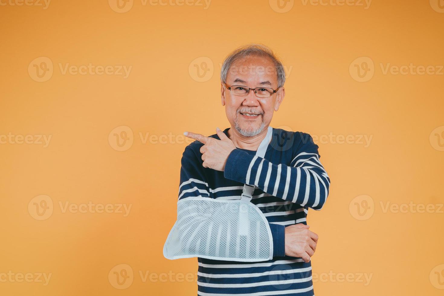 braço quebrado. Senior masculino Funda Apoio, suporte mão confiante sorrir quebrado depois de acidente vestem braço tala para tratamento mostrar Boa placa. saúde seguro em Móvel conceito. foto