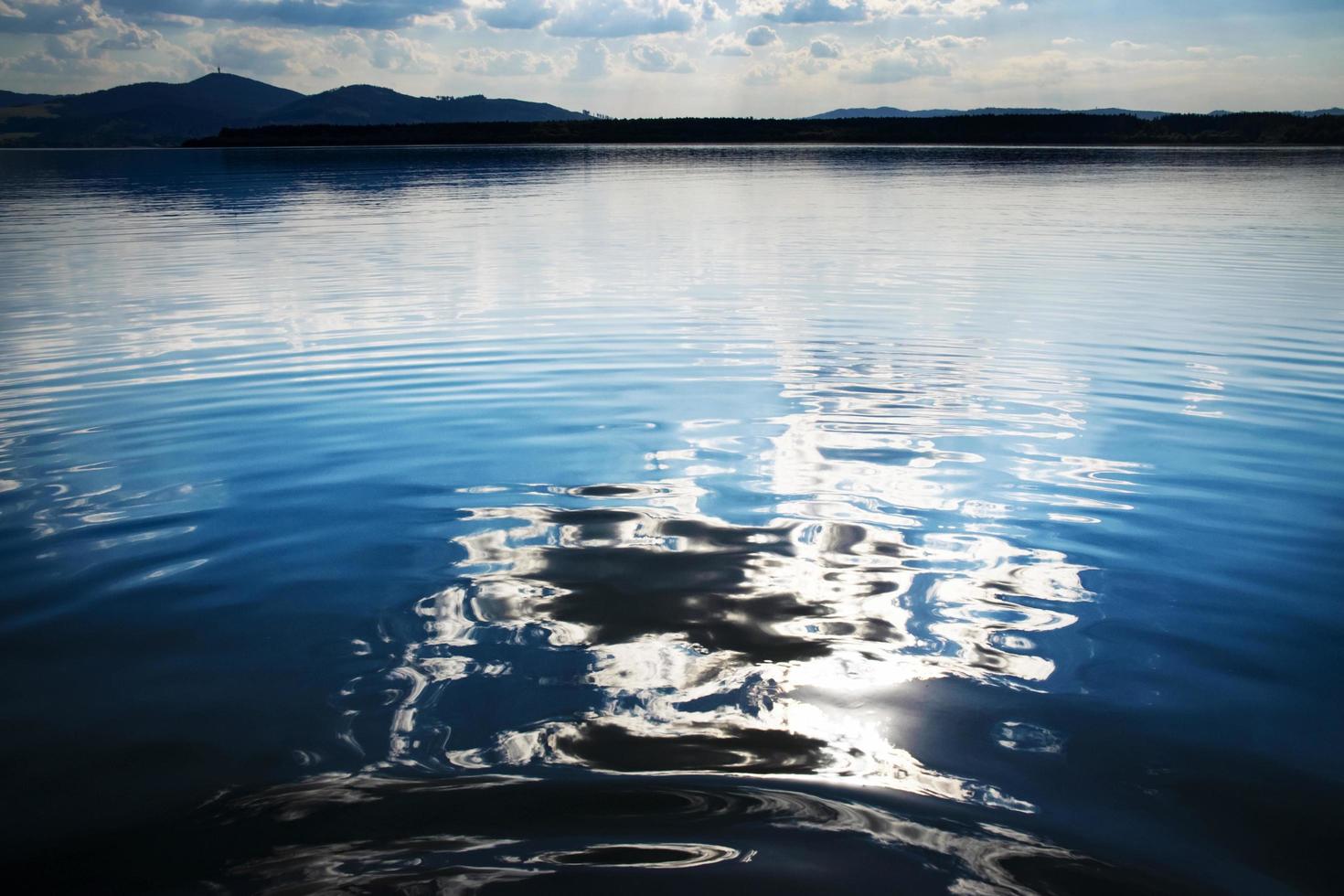 reflexo do céu em um lago tempestuoso foto