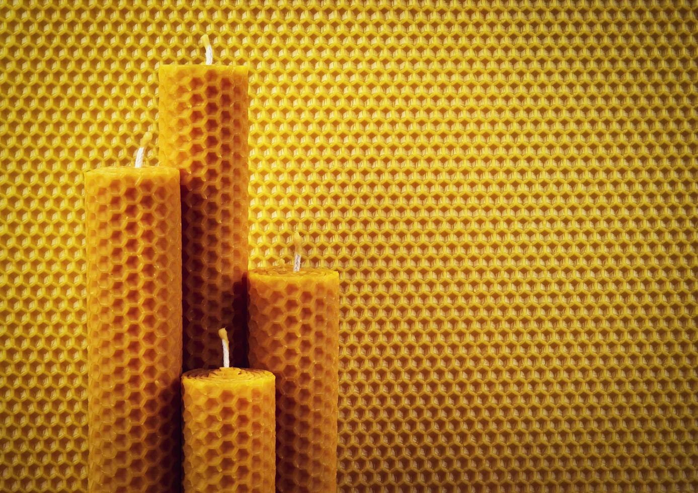 velas de favo de mel em um fundo de favo de mel foto