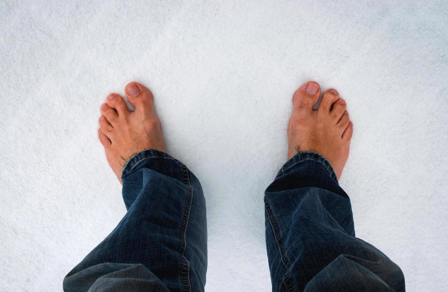 pés descalços na neve foto