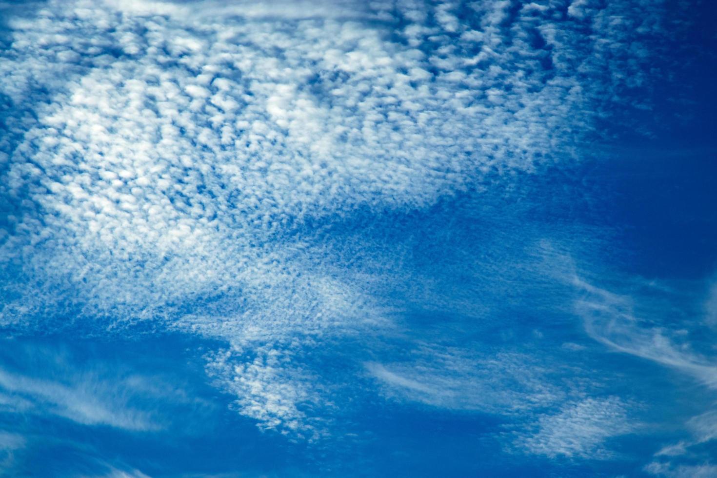 pequenas nuvens em um céu azul foto