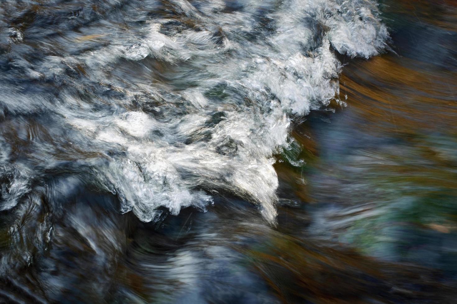 detalhe de um rio borrado foto
