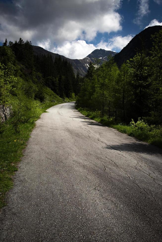 caminho cinza para as altas montanhas foto