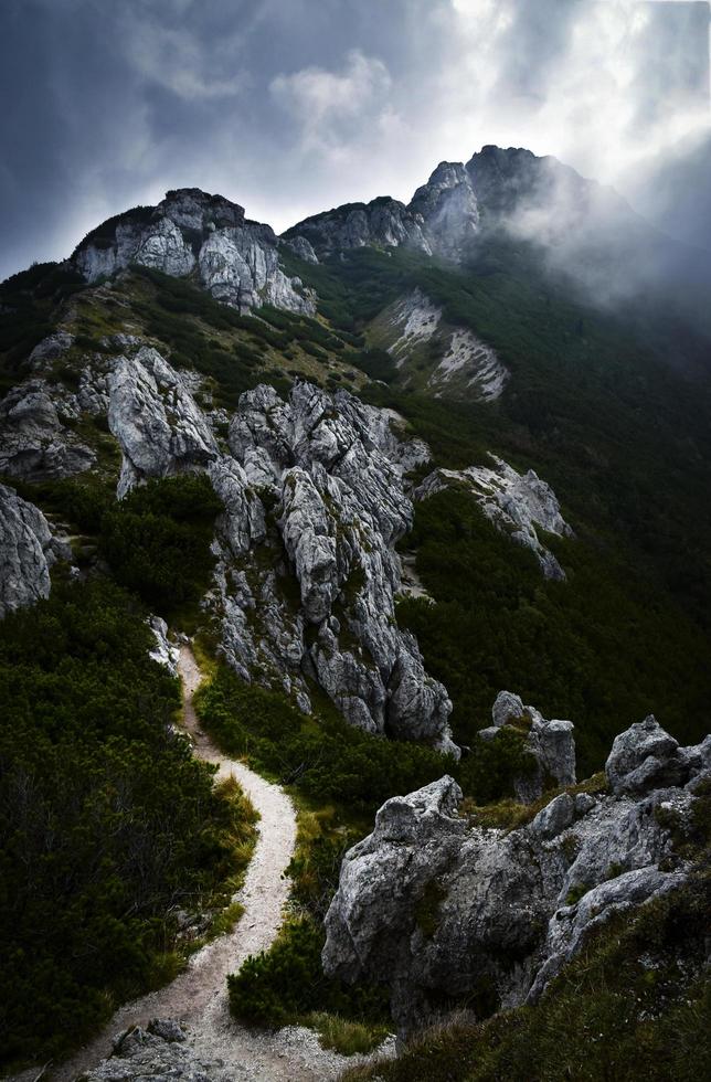 estrada para montanhas com nuvens foto