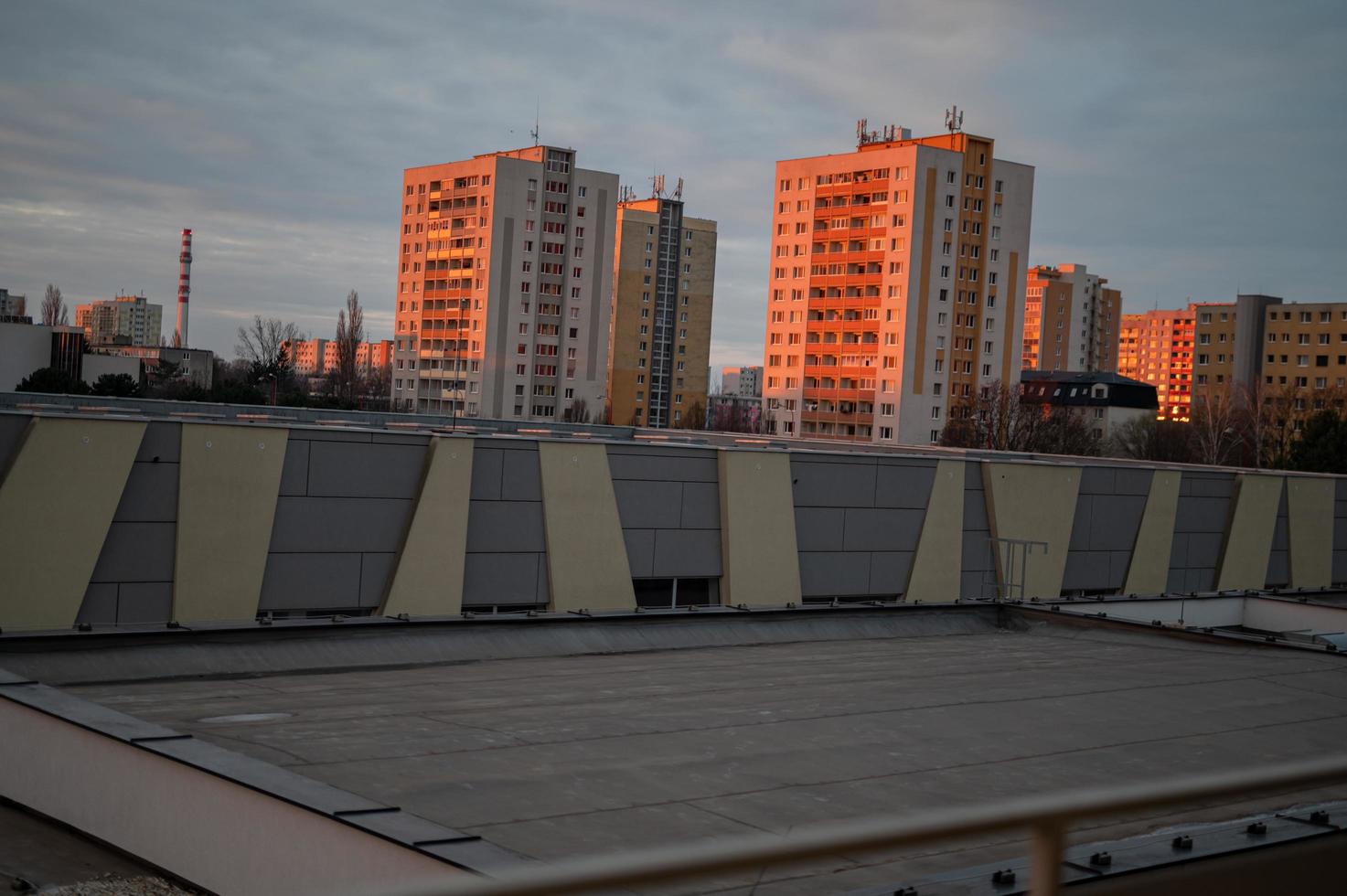 nascer do sol dentro Eslováquia cidade, por aí Sete horas dentro a manhã. trnava, Eslováquia, sk, 2023 foto