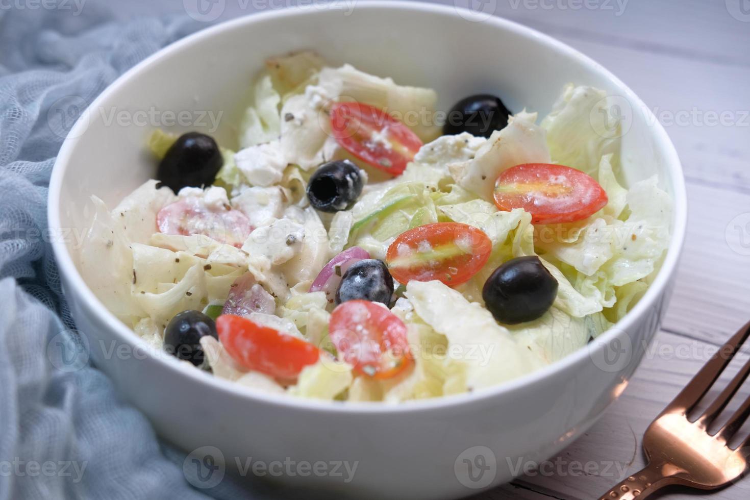 close up de salada grega em uma tigela foto