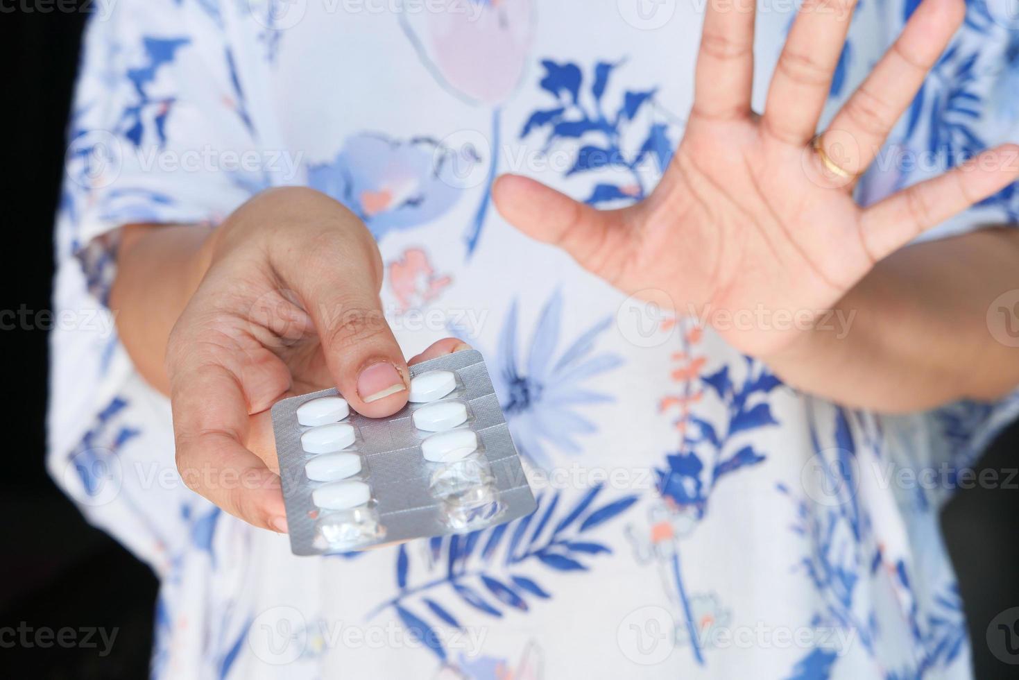 mão de mulher segurando embalagens blister foto