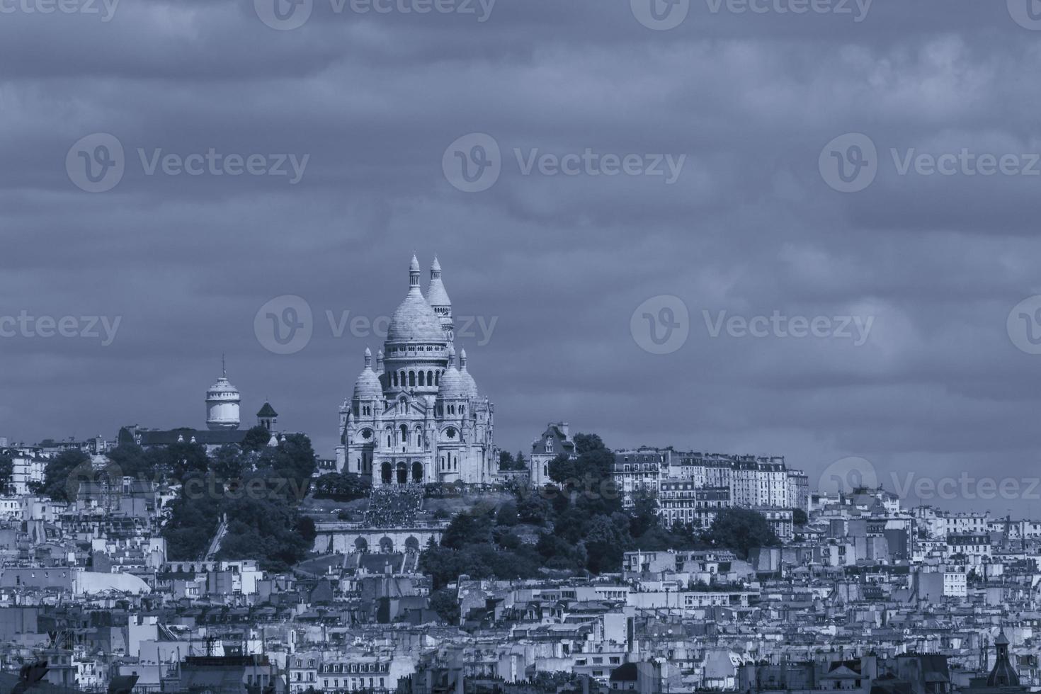 vista do Paris com basílica do a sagrado coração contra nublado céu foto