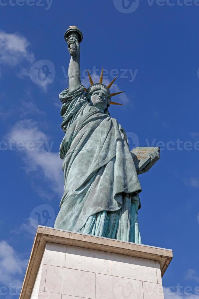 estátua do liberdade contra azul céu dentro Paris foto