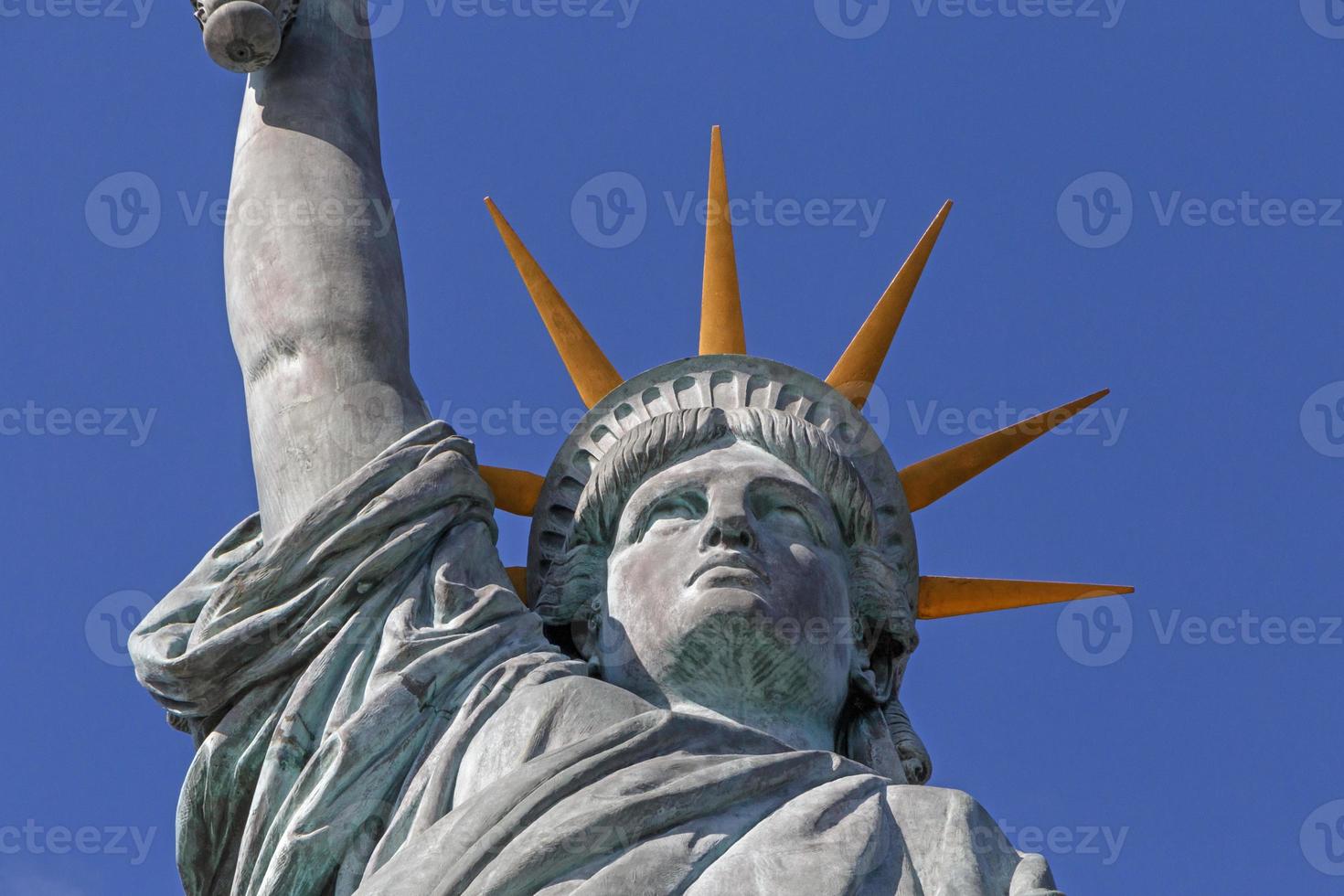 fechar acima do estátua do liberdade em a ilha cygnes dentro Paris foto