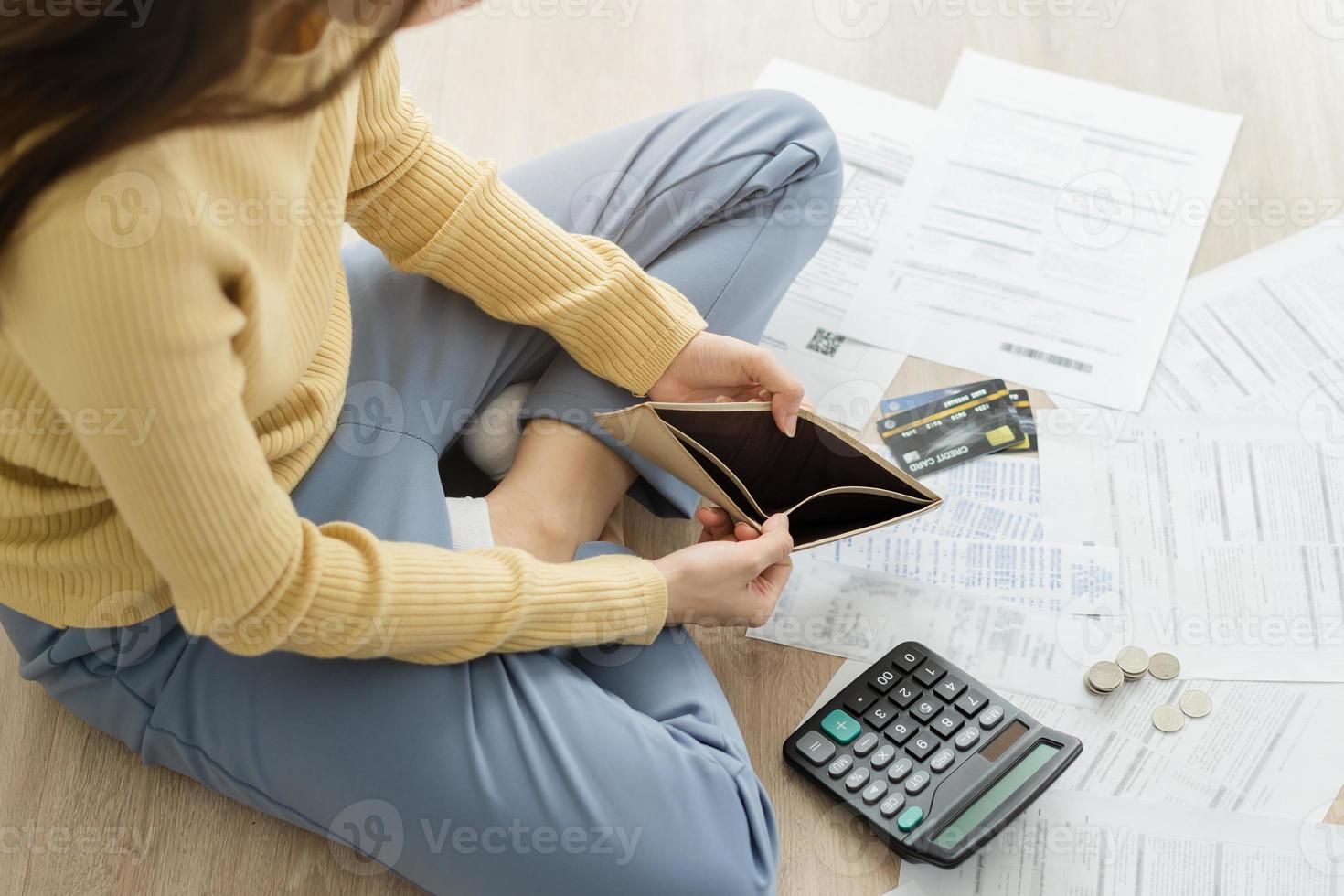 estressado, problema o negócio pessoa mulher segurando e aberto esvaziar carteira, Bolsa não ter dinheiro para conta pagamento, crédito cartão empréstimo ou despesa. falência, falido ou dívida financeiro, hipoteca conceito. foto