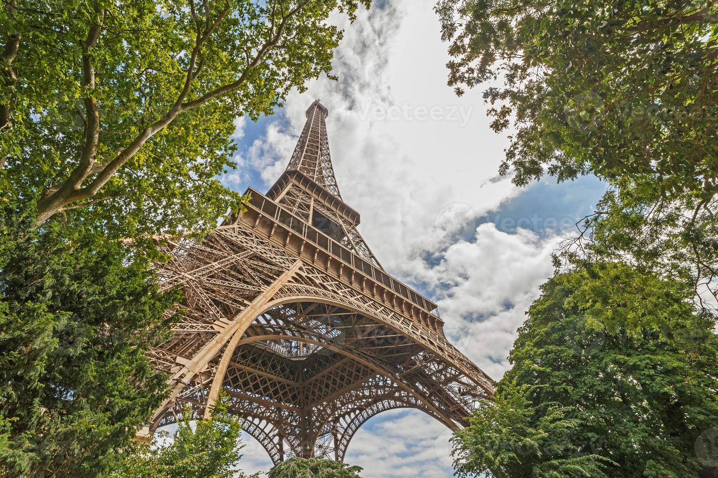 Visão em eiffel torre a partir de jardim às verão dia foto