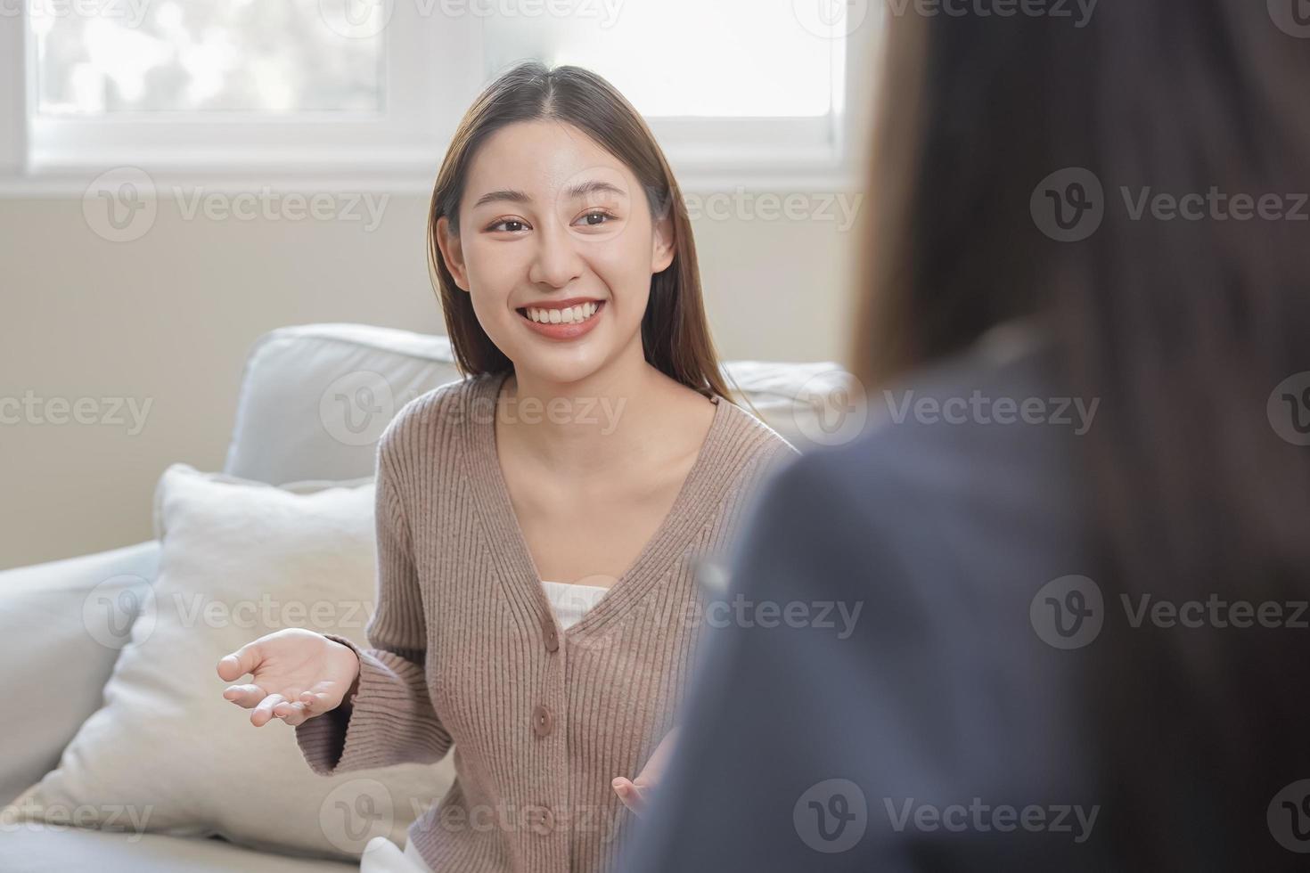 psicologia, depressão. sorrir ásia jovem mulher paciente mental explicado sintoma com psicólogo, psiquiatra enquanto médico mulher levando notas às clínica. encorajando, terapia. foto