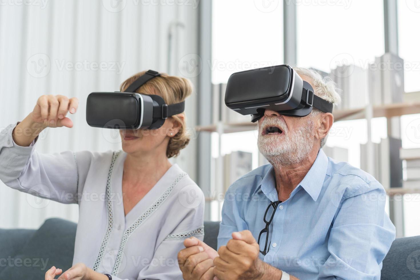 feliz Senior casal, idosos família, caucasianos maduro, adulto amante e aposentado homem, mulher vestindo vr fone de ouvido ou visual realidade óculos, engenhoca, jogar vídeo jogos do simulador futurista do tecnologia foto