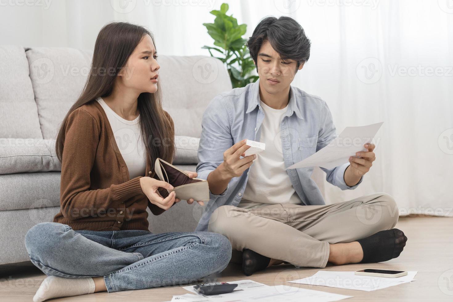 estressado financeiro devo ásia jovem casal amor sentado sofrer, estressado e confuso de calcular despesa a partir de fatura ou conta, não dinheiro para pagar, hipoteca ou empréstimo. dívida, falido ou falência pessoas. foto