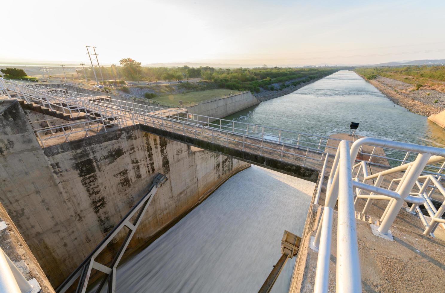 vertedouro do barragem portão em manhã, a pa sak cholasit barragem foto