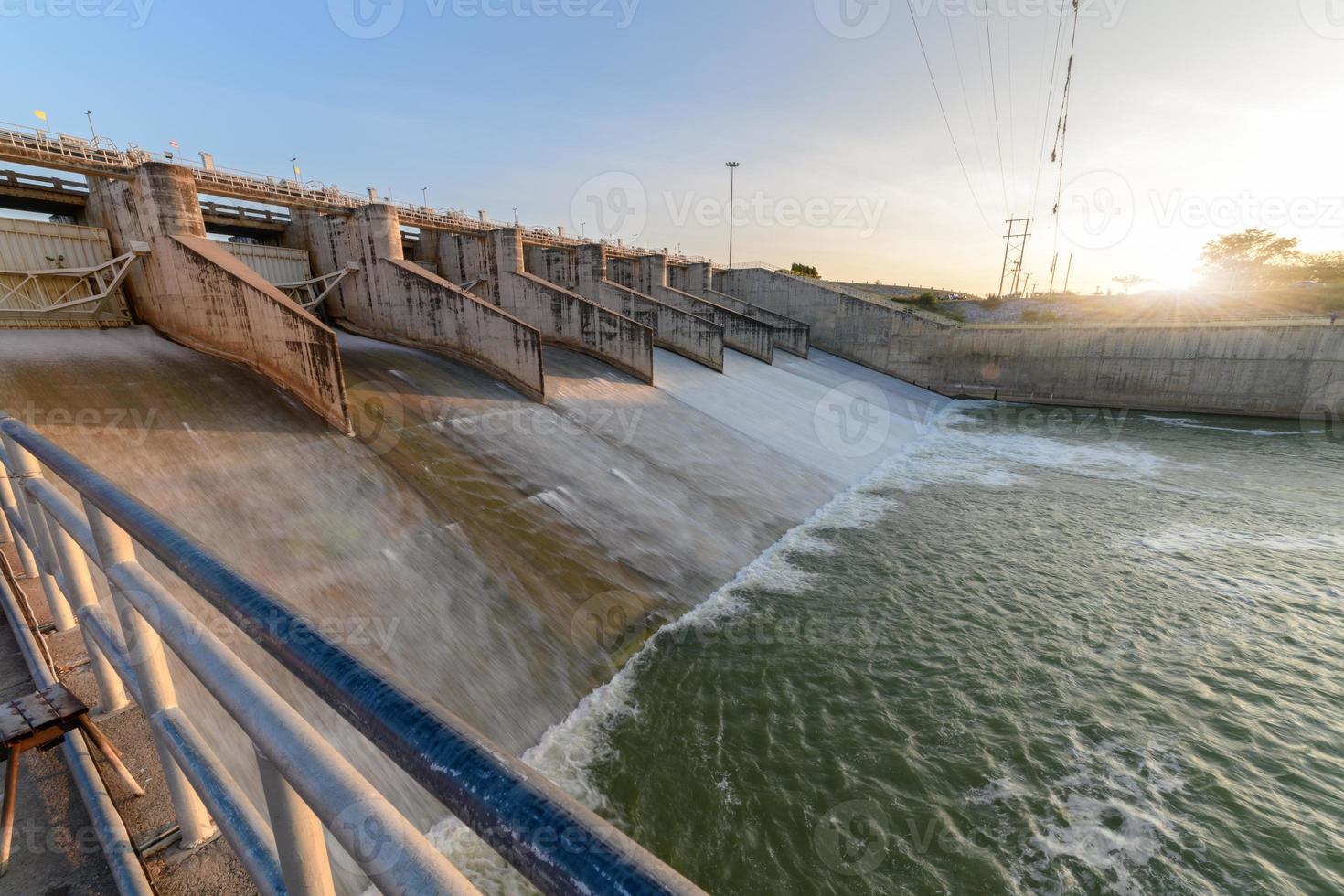 vertedouro do barragem portão em manhã, foto