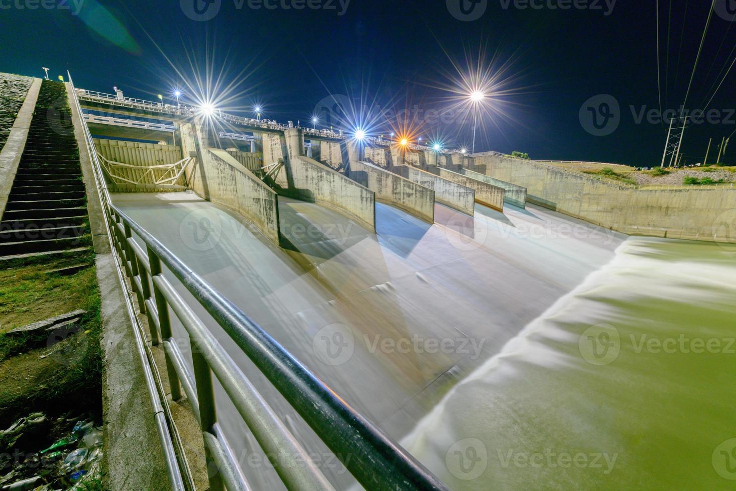 vertedouro do barragem portão em noite, pai sak cholasit barragem projeto foto