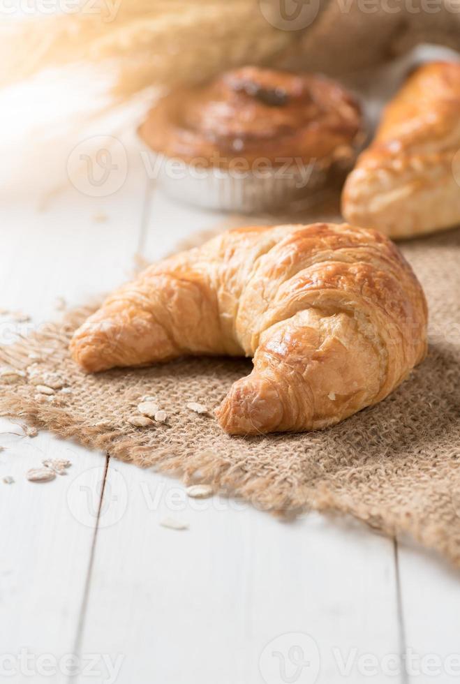 caseiro croissant em branco madeira fundo foto