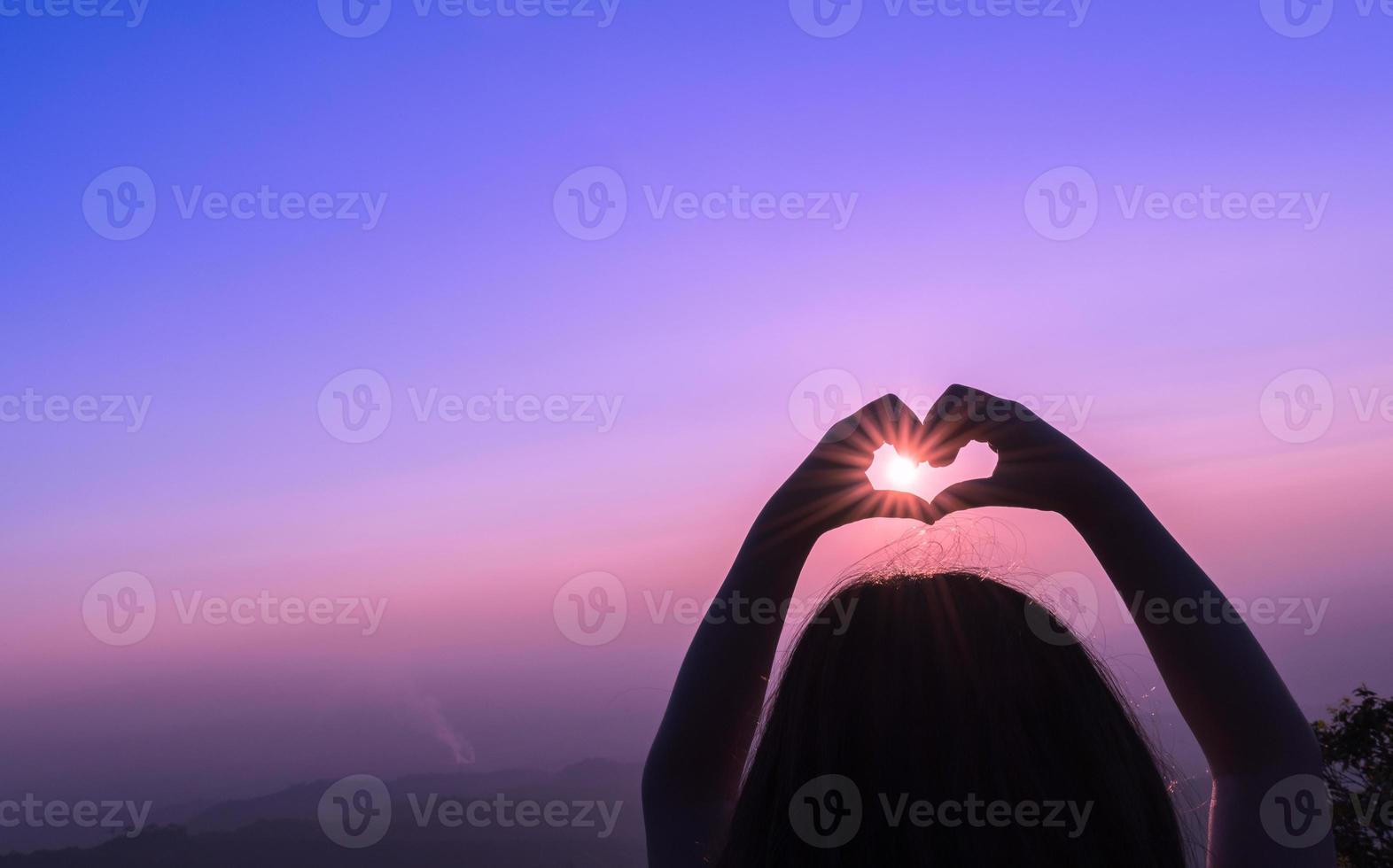 criança mãos mostrar coração símbolo em forma, sentimentos conceito foto