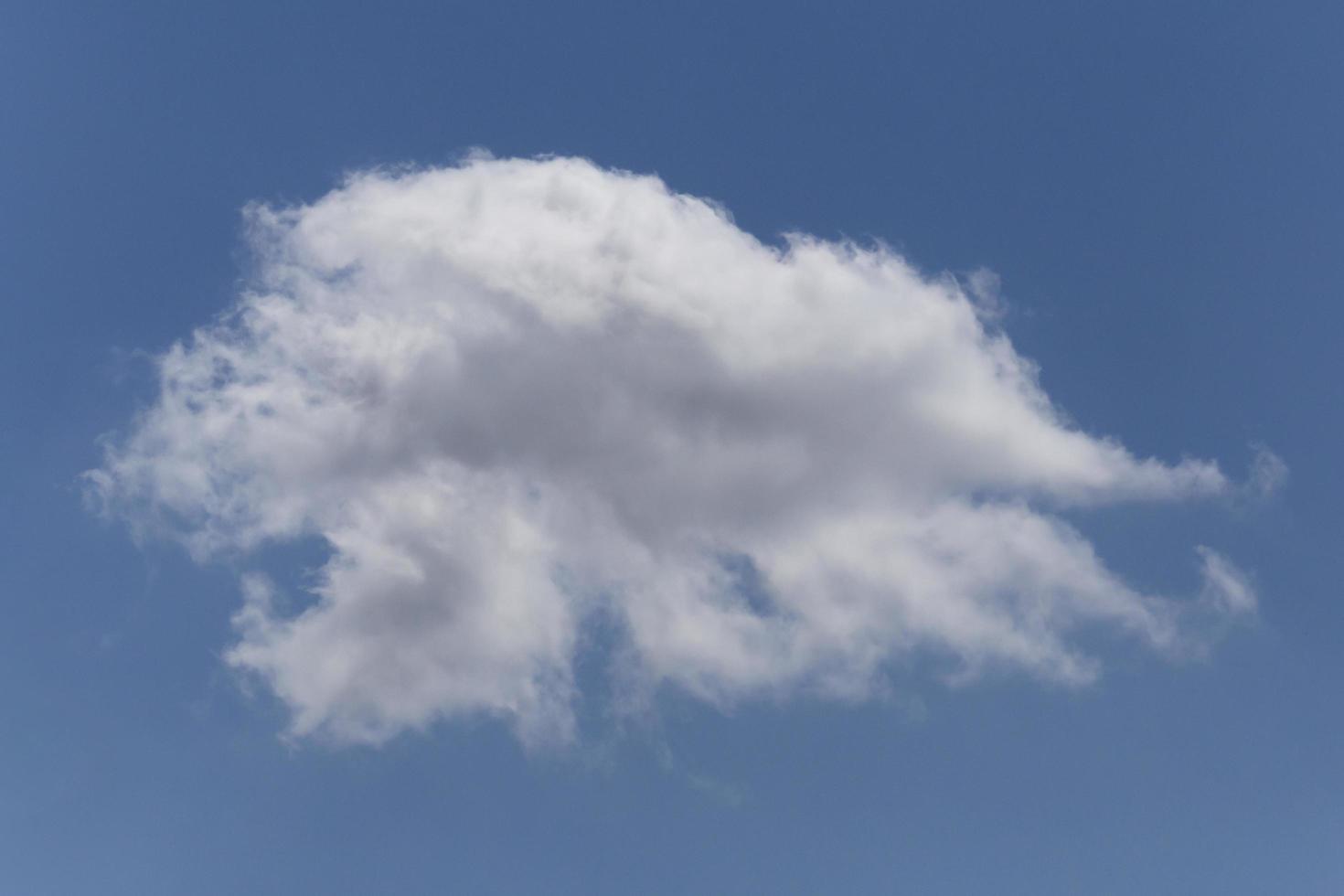 nuvem branca em um céu azul foto