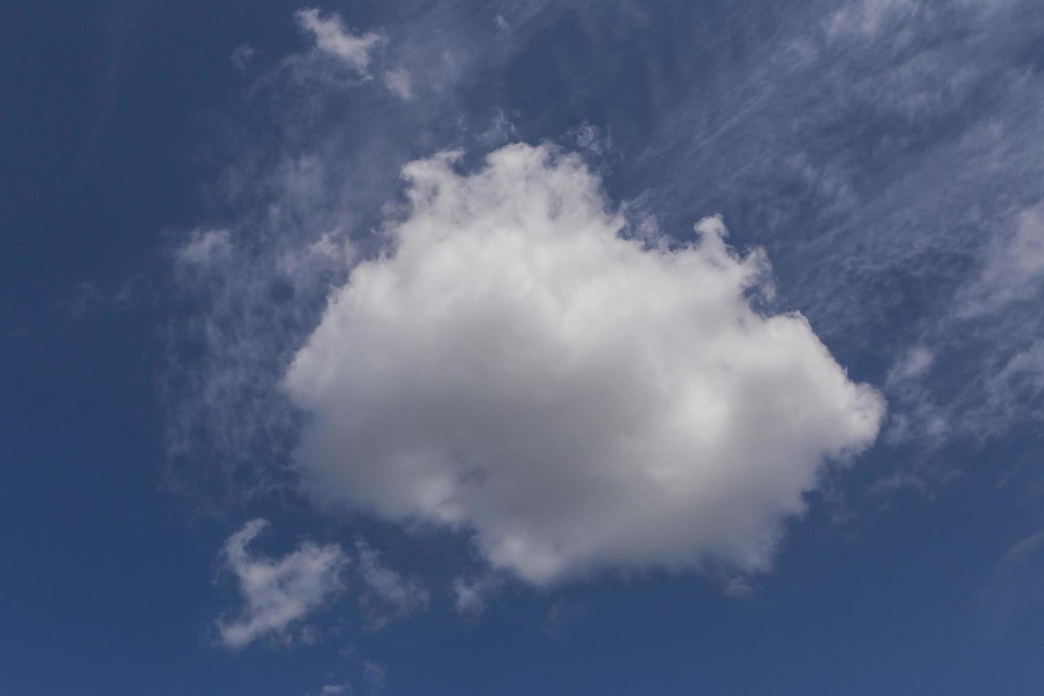 pequeno nuvem dentro uma azul céu foto