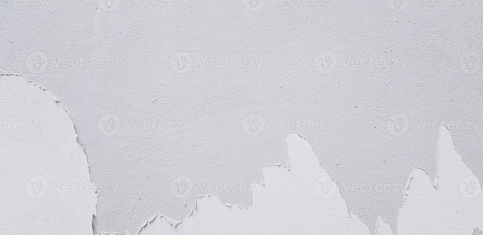 branco pintado rachado em cinzento cimento parede para fundo com cópia de espaço. mau pintura, estragado e velho grunge papel de parede. foto