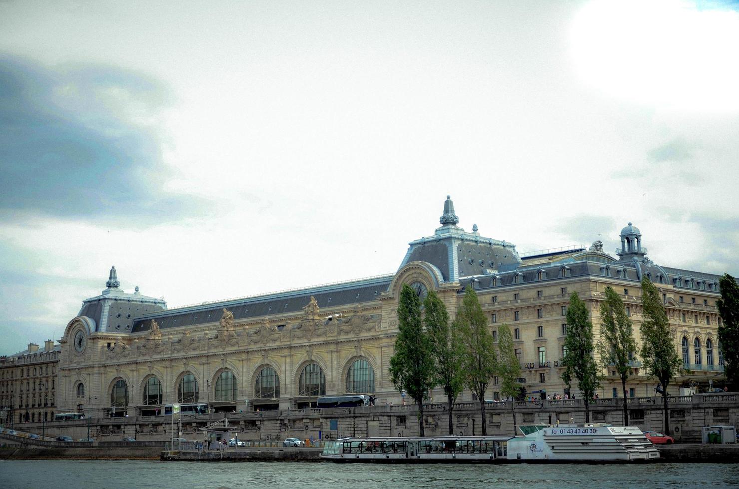 a museu d'orsay com Está trabalho do arte, construído dentro a velho estrada de ferro trem estação dentro Paris, a capital do França foto