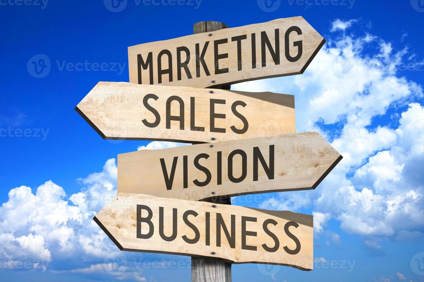 marketing, oferta, visão, o negócio - de madeira placa de sinalização com quatro Setas; flechas, céu com nuvens dentro fundo foto