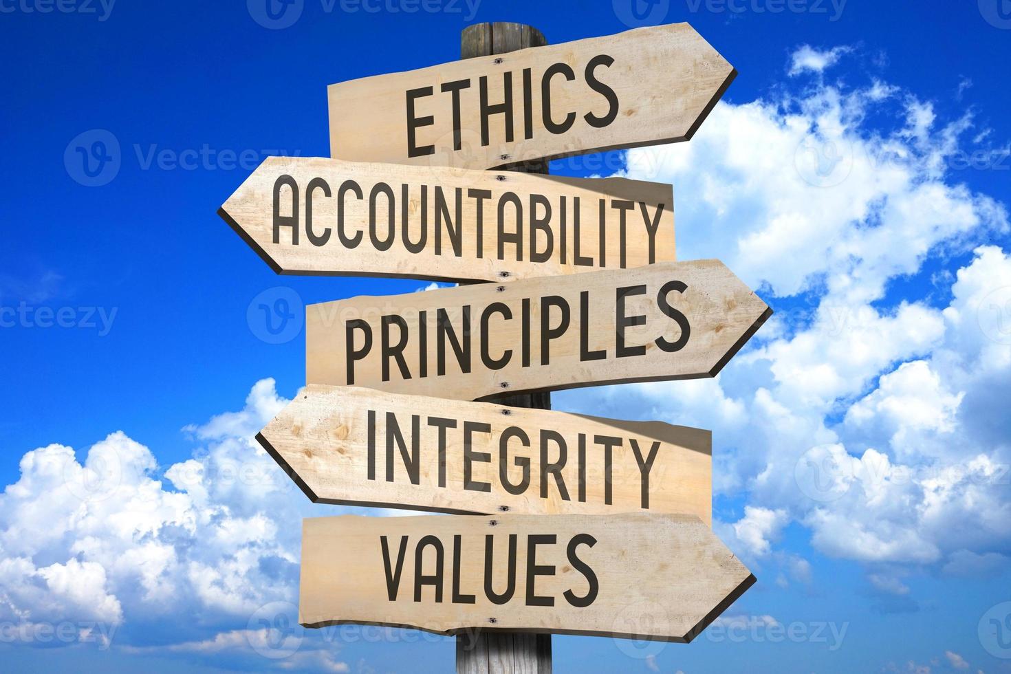 ética, responsabilidade, princípios, integridade, valores - de madeira placa de sinalização com cinco Setas; flechas foto
