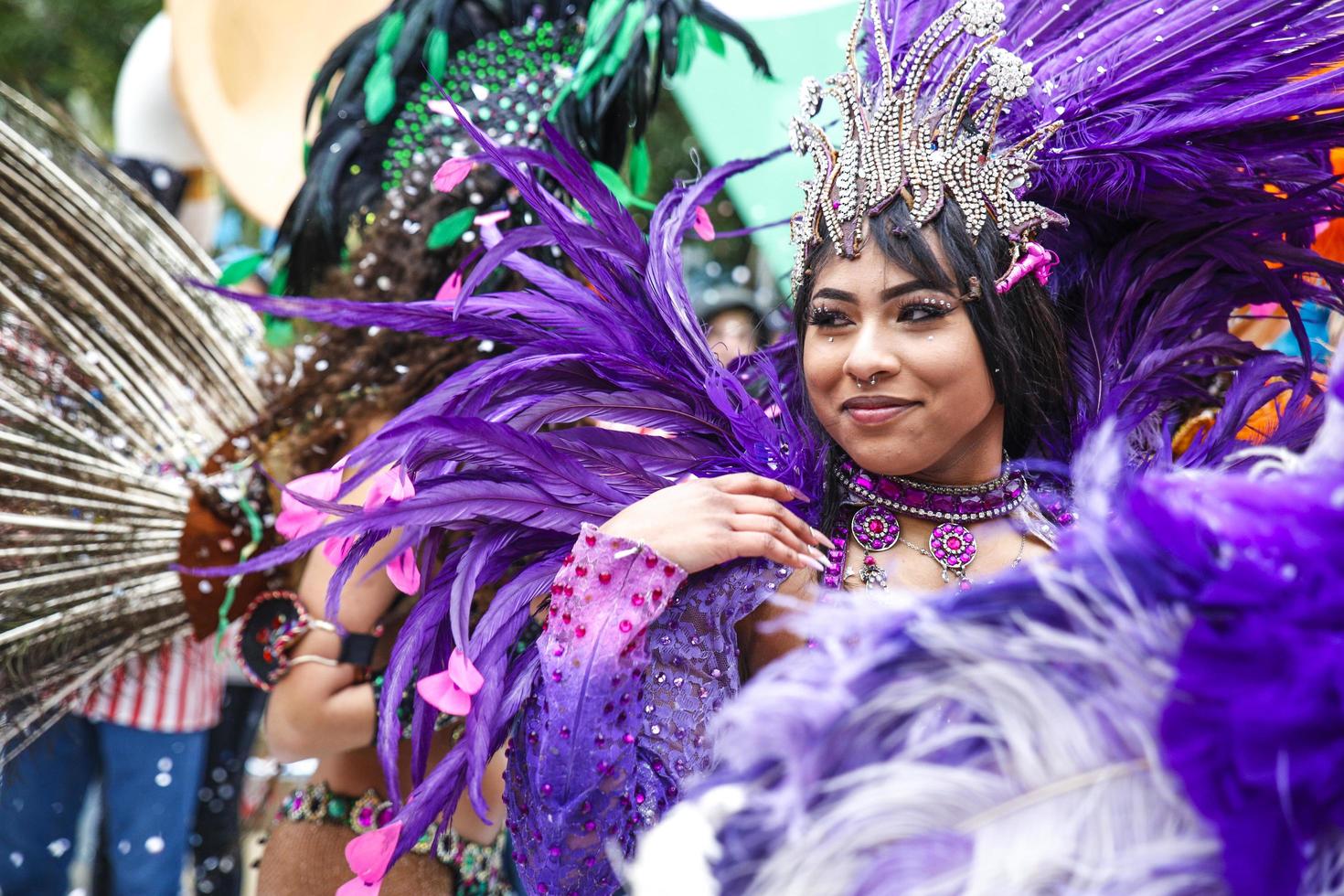 diano marina, Itália, 15-03-2023 - dentro celebração do carnaval, uma brasileiro dançarino sorri. - viagem reportagem foto