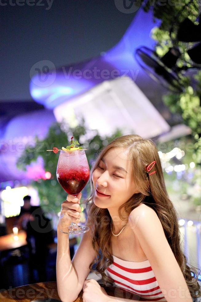 menina dentro a restaurante foto