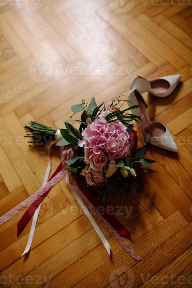 lindo buquê de casamento branco com noiva sentada ao fundo - dof raso foto