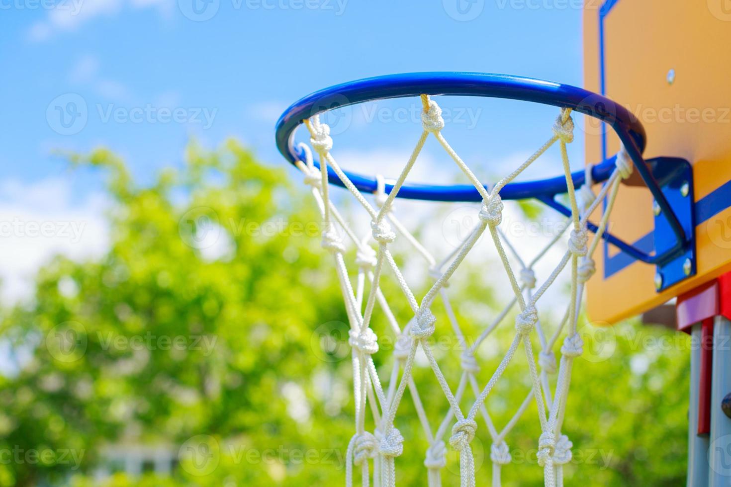 anel de basquete no fundo do céu azul foto