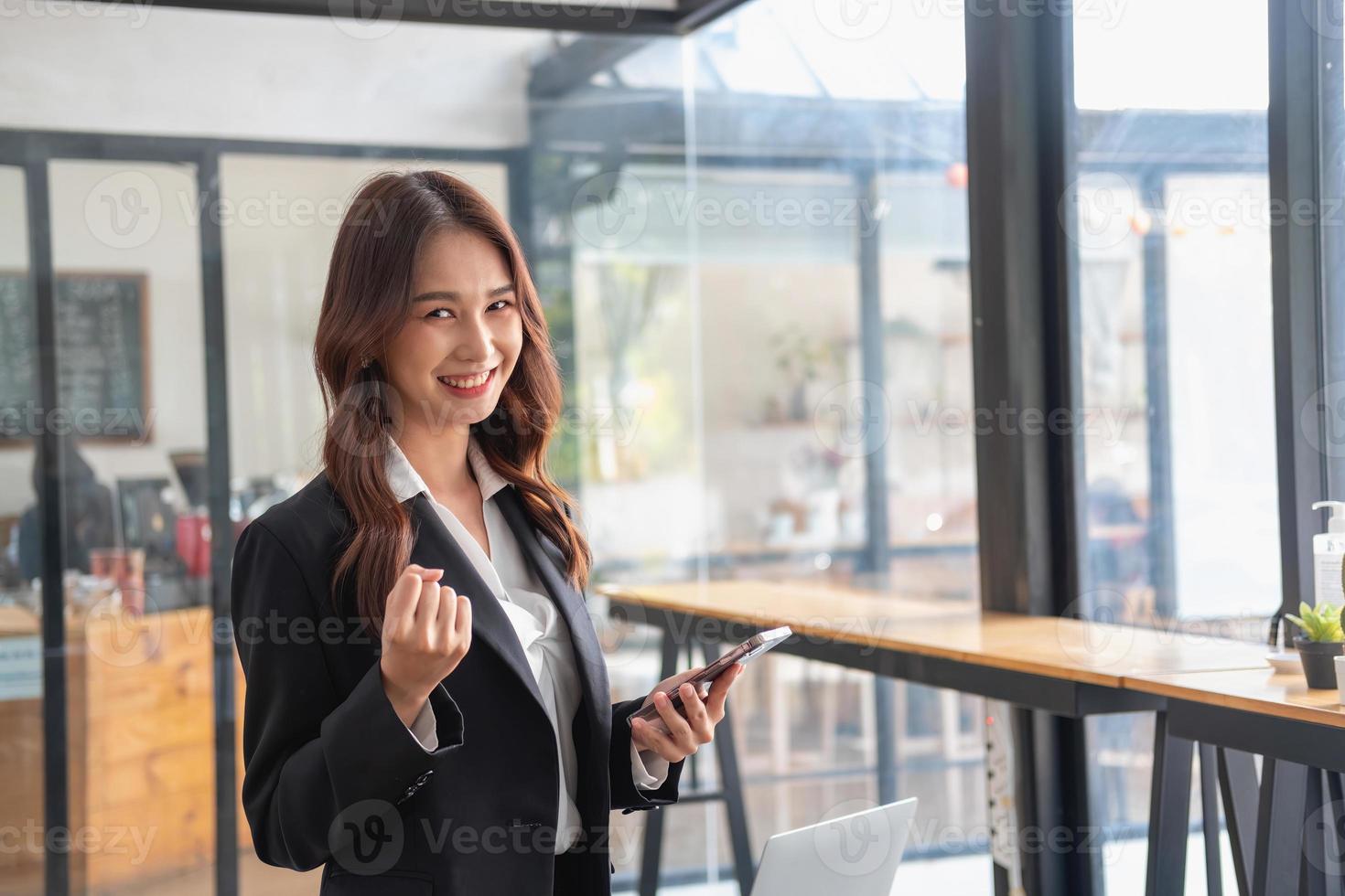 marketing, financeiro, contabilidade, planejamento, básico fêmea empreendedor dentro mão segurando uma inteligente telefone expressando alegria este a companhia tem conseguiu dentro ganhando lucros a partir de o negócio gerenciamento. foto