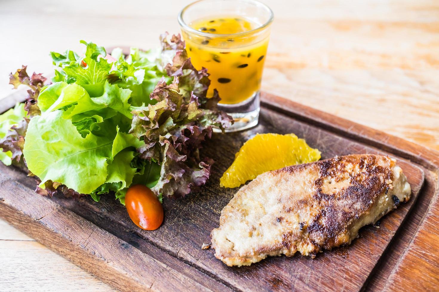 bife de foie gras com vegetais e molho doce foto