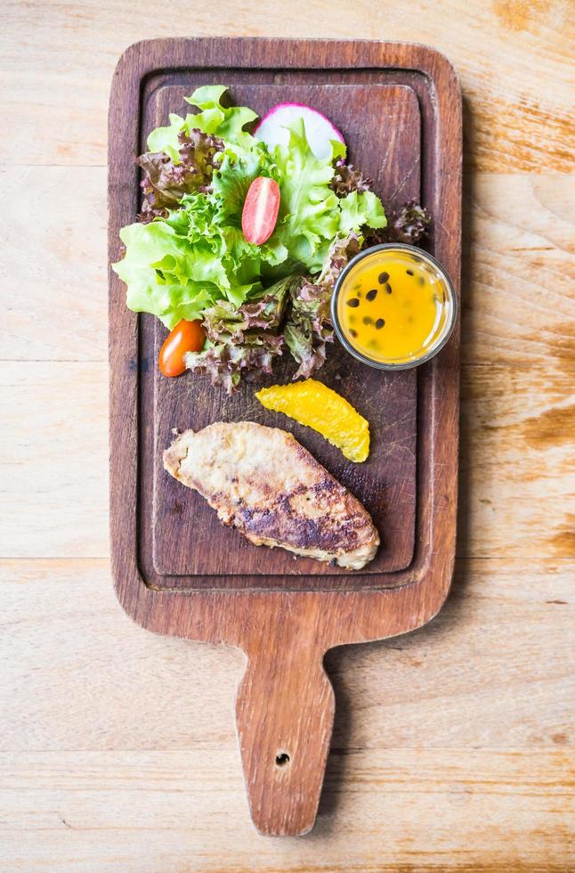 bife de foie gras com vegetais e molho doce foto