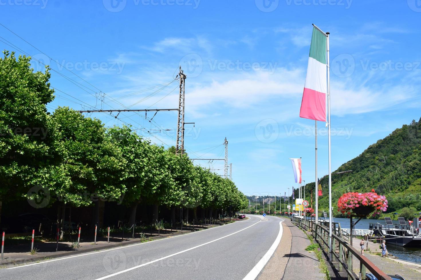 bandeiras às a Mosel vale estrada foto