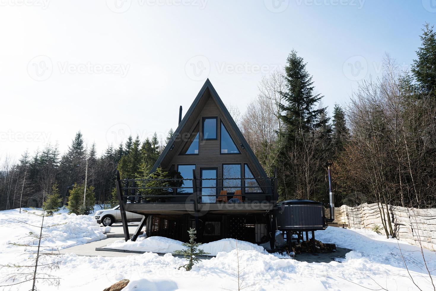 de madeira triângulo país minúsculo cabine casa com quente banheira spa e suv carro com cobertura prateleira dentro montanhas. alma finais de semana. foto