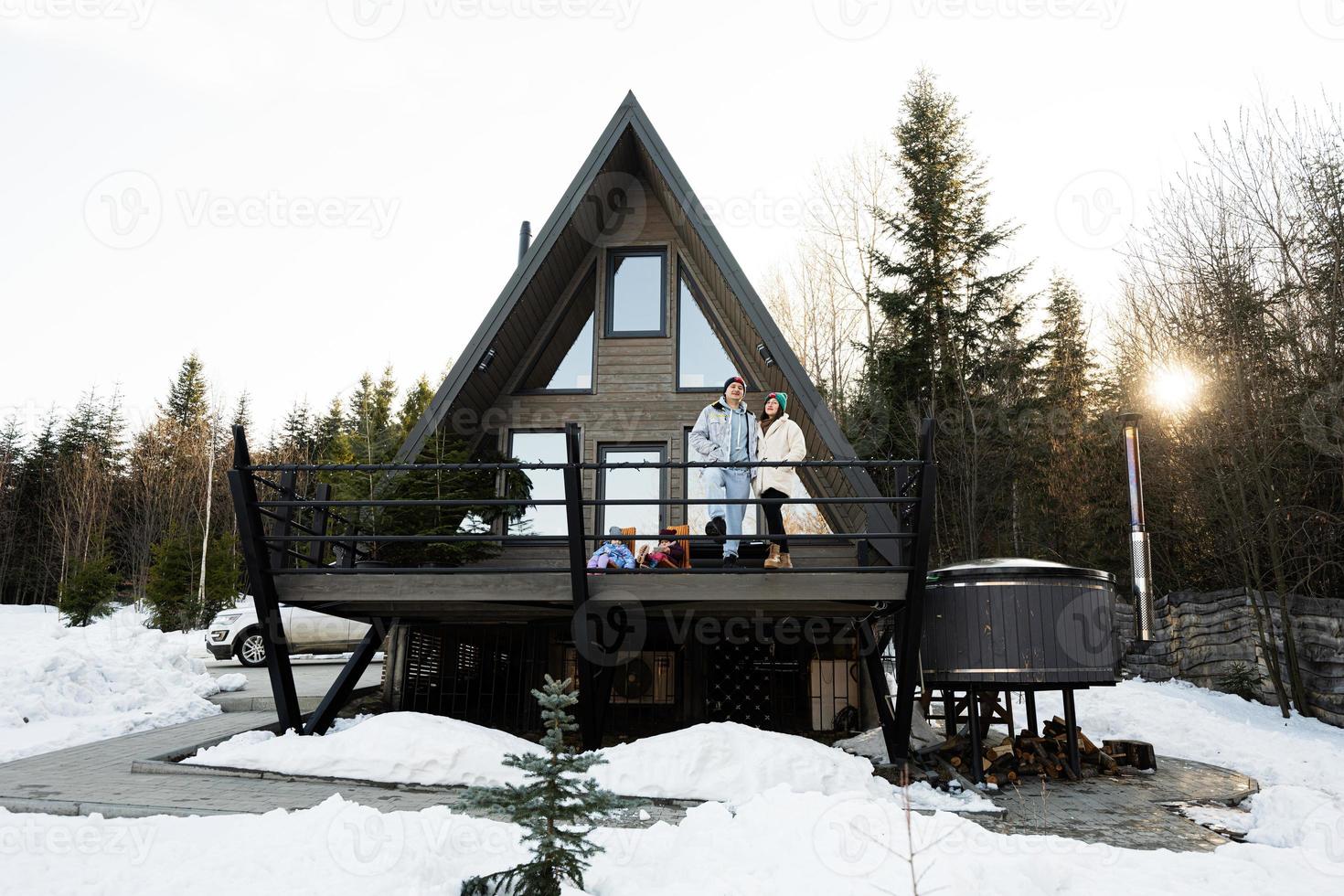 família com dois filhas em terraço fora rede minúsculo casa dentro a montanhas. foto