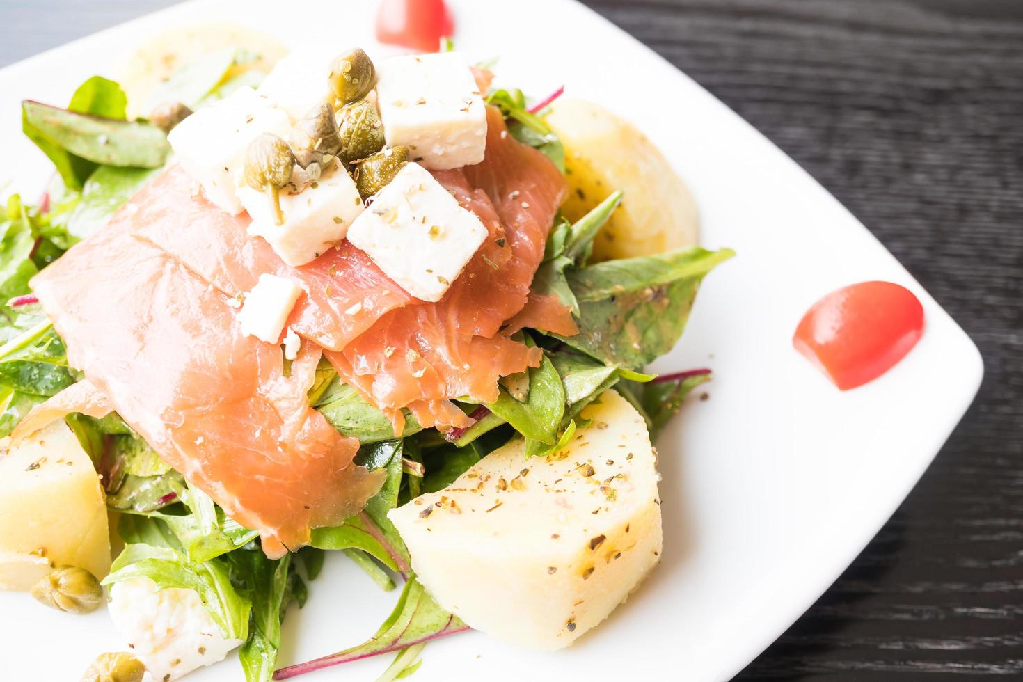 salada de salmão defumado foto