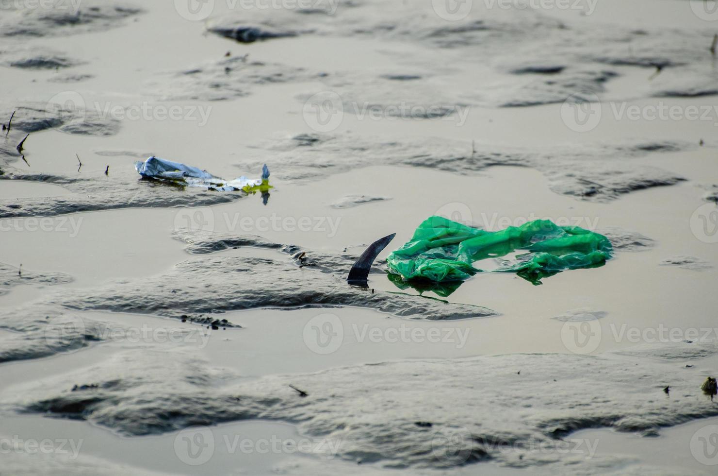 plástico lixo às mar lama foto