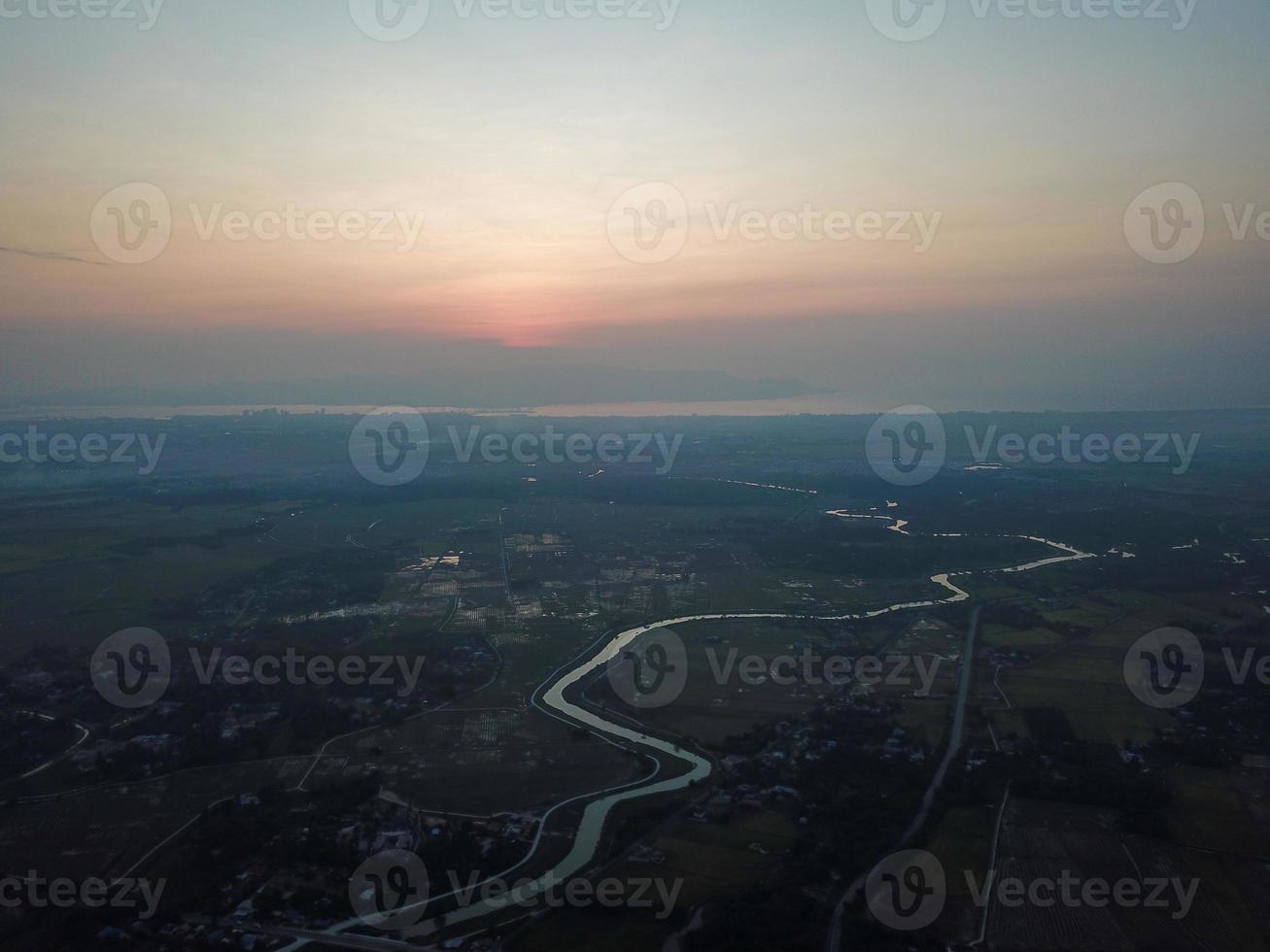 aéreo Visão conduzindo linha rio Cruz a arroz campo foto