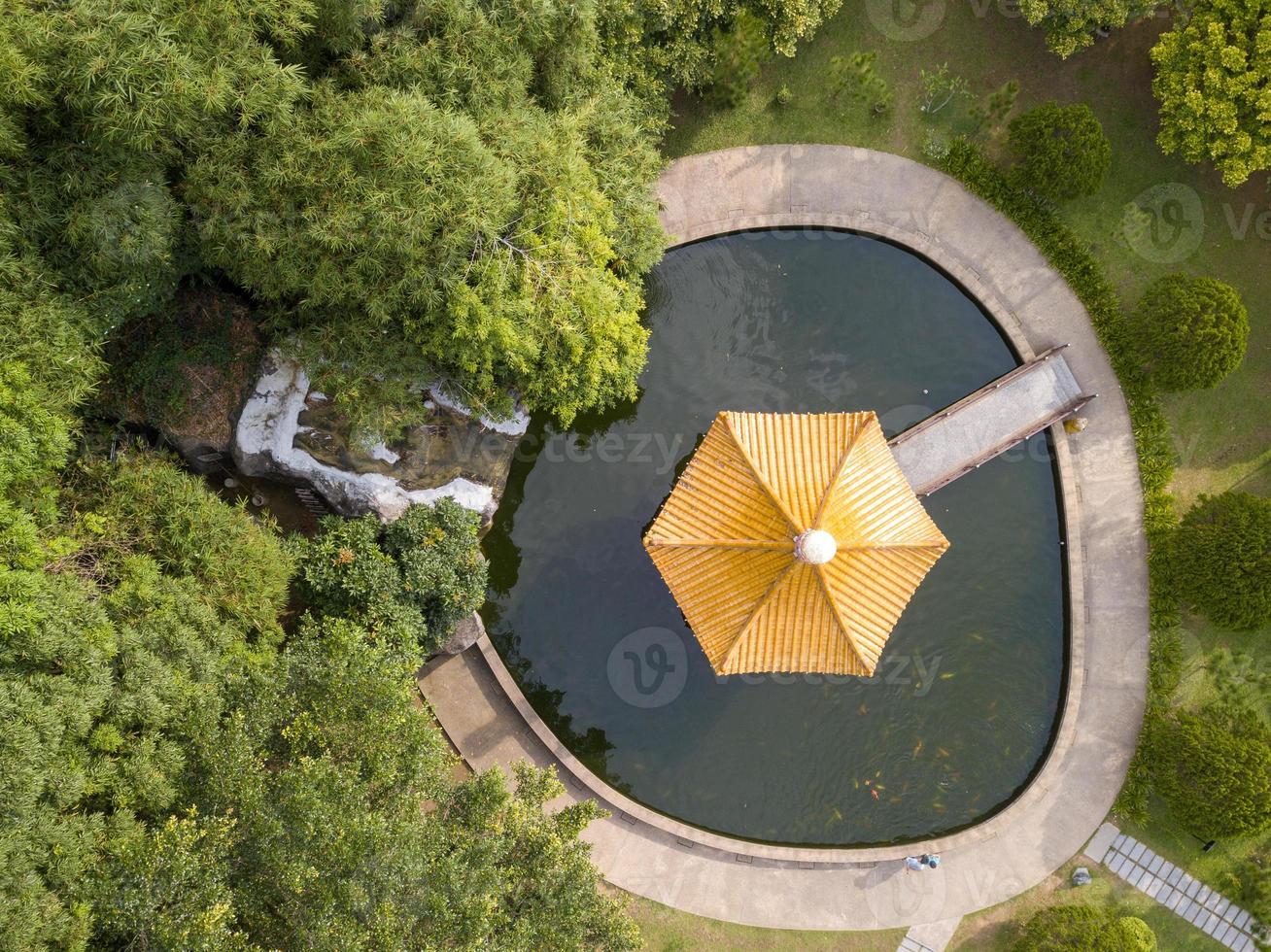 aéreo Visão pavilhão sobre a piscina foto