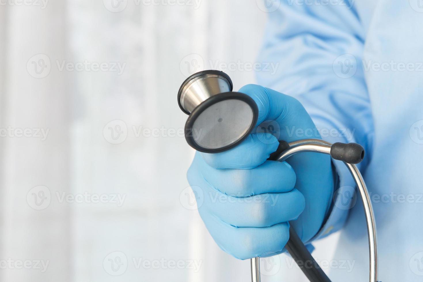 close-up da mão do médico segurando o estetoscópio foto